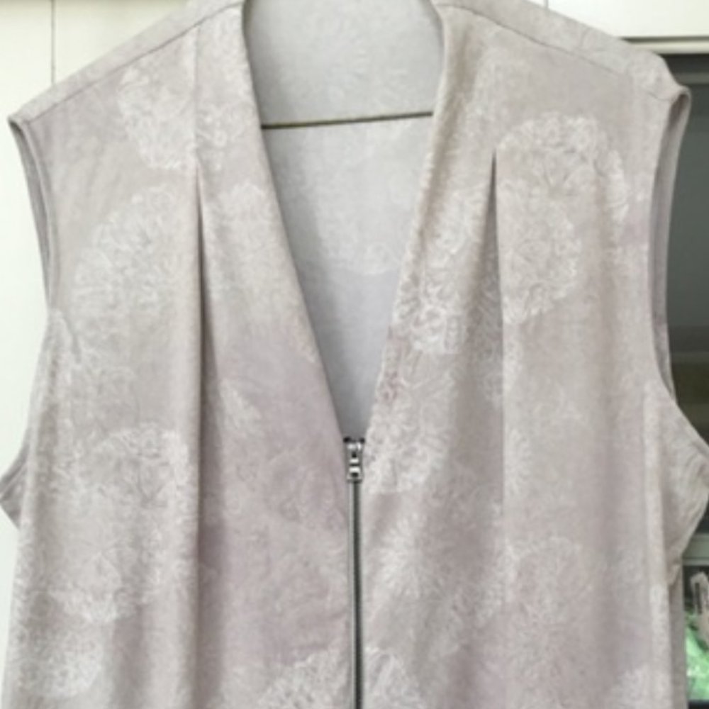 Tahari Tunic Size Medium